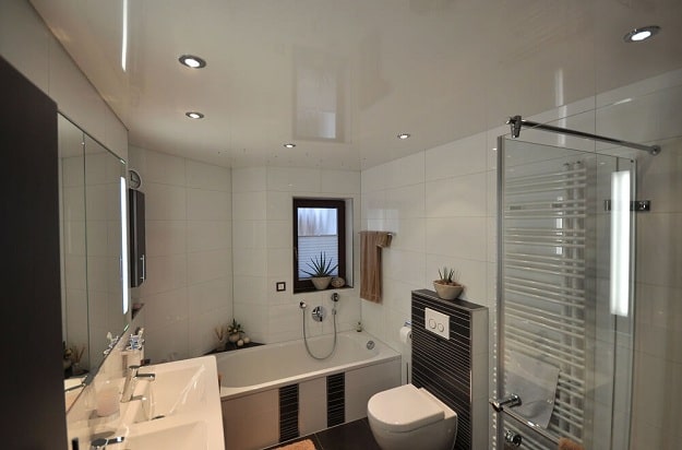 Глянцевый натяжной потолок в ванной