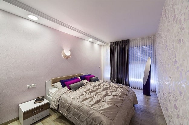 Натяжные потолки в спальне