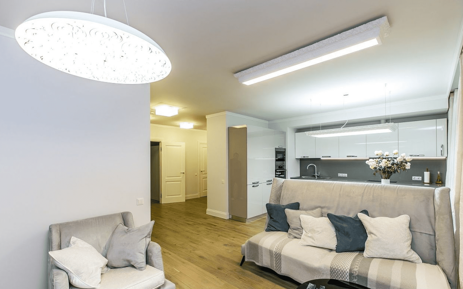 Матовый натяжной потолок в зал