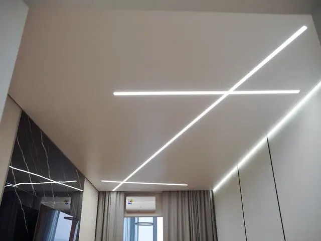 Натяжной потолок со световыми линиями