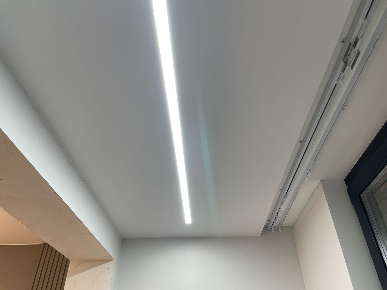 Матовый натяжной потолок в лоджии