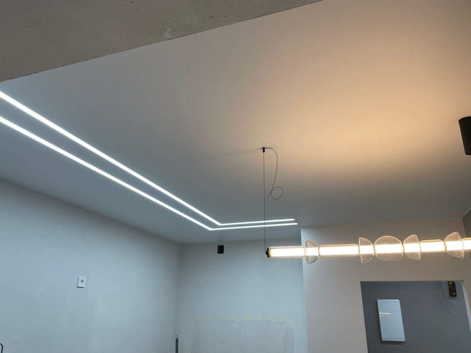 Матовый натяжной потолок в зал